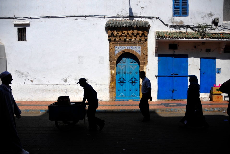 Silhouettes in Essaouira, Morocco - Image by Kristian Bertel